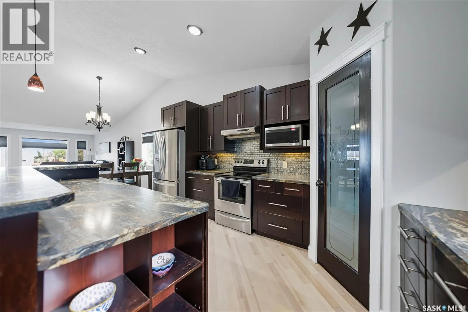 101 6th AVENUE W