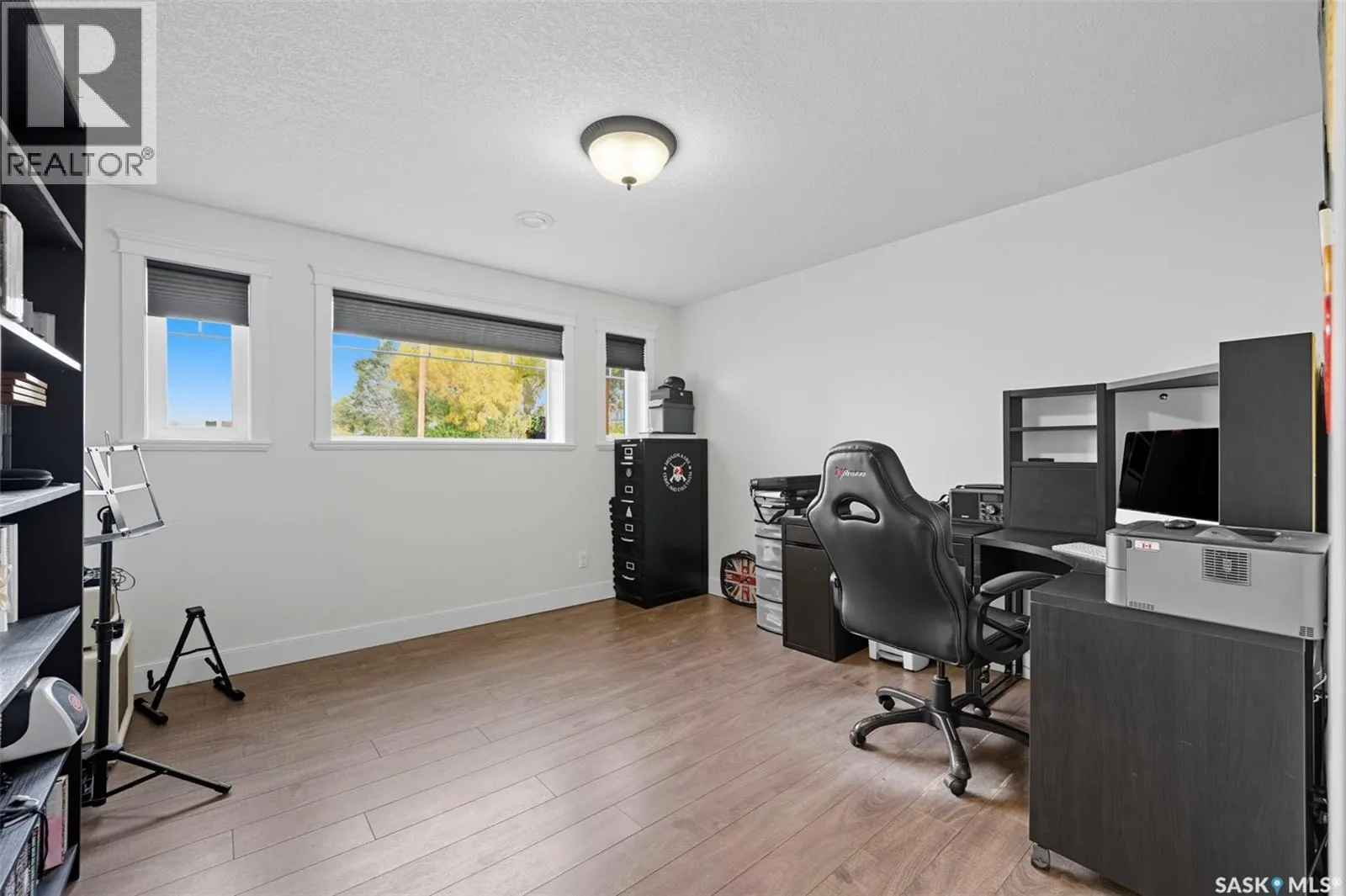 101 6th AVENUE W