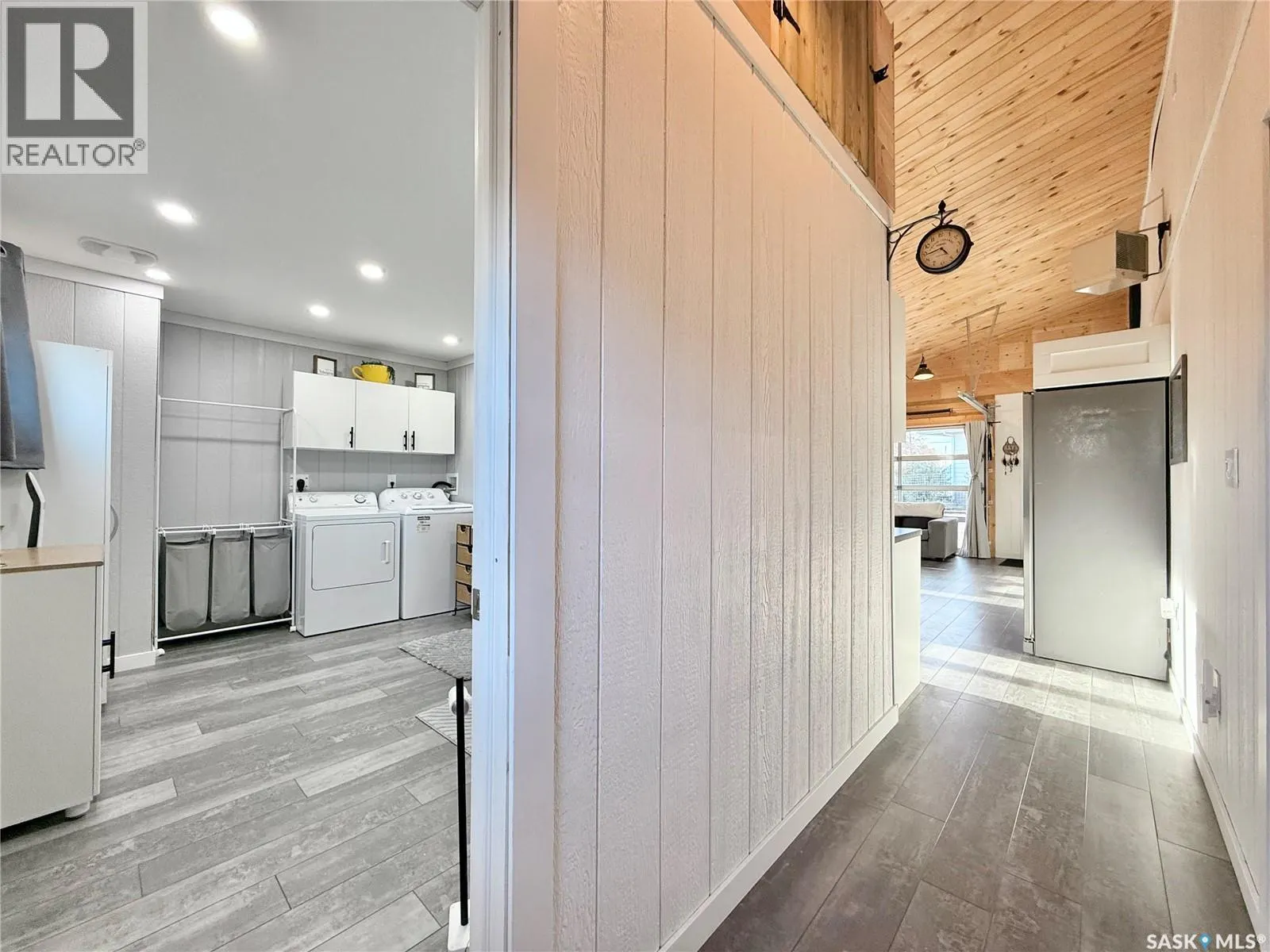 209 2nd STREET E