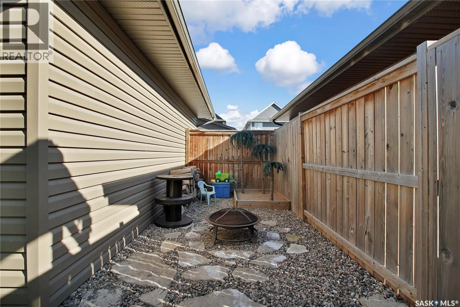 422 Redwood CRESCENT