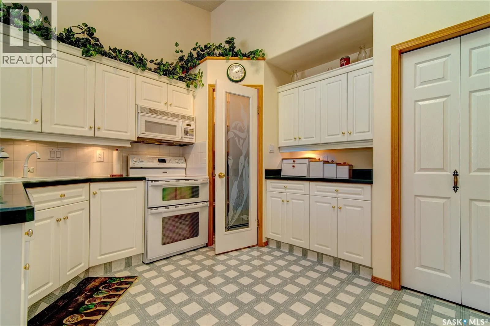 3235 RENFREW CRESCENT E