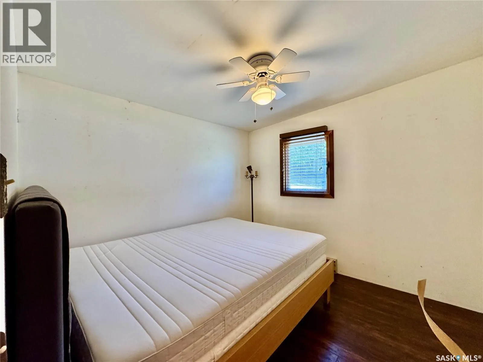 E 343 4th STREET E
