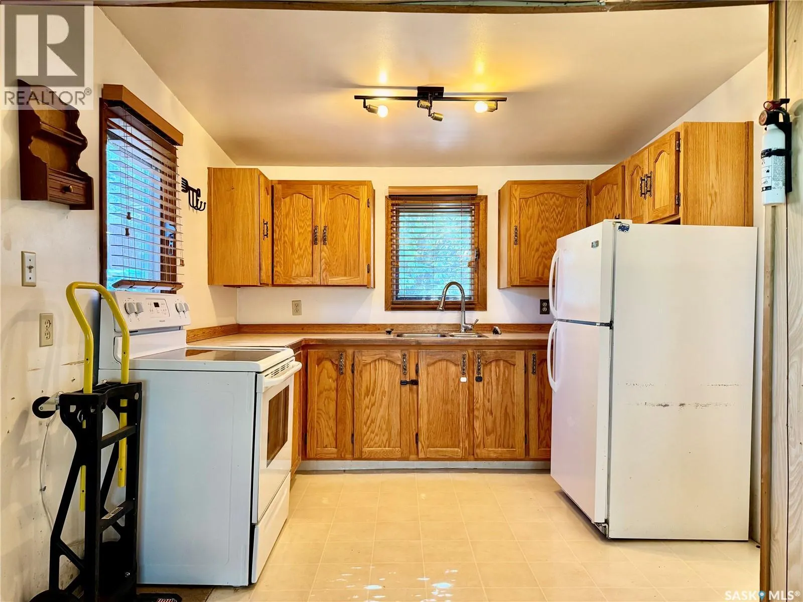 E 343 4th STREET E