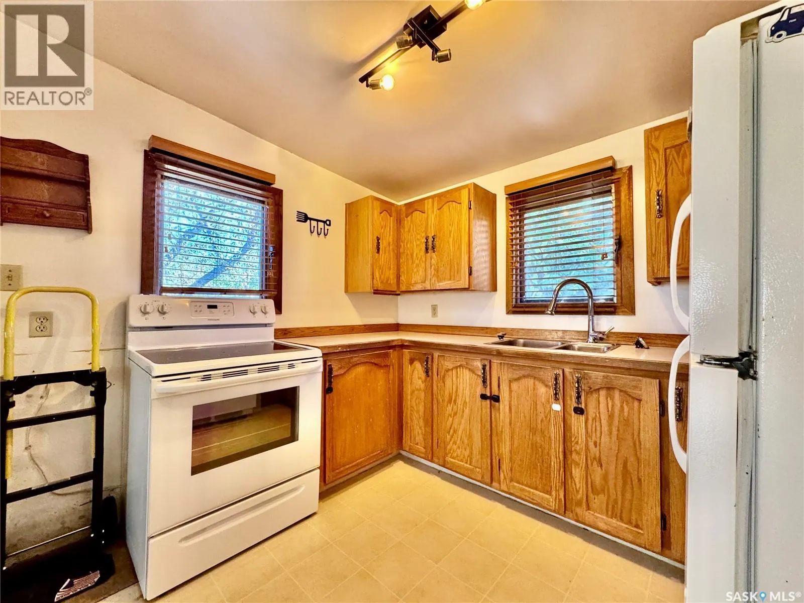 E 343 4th STREET E