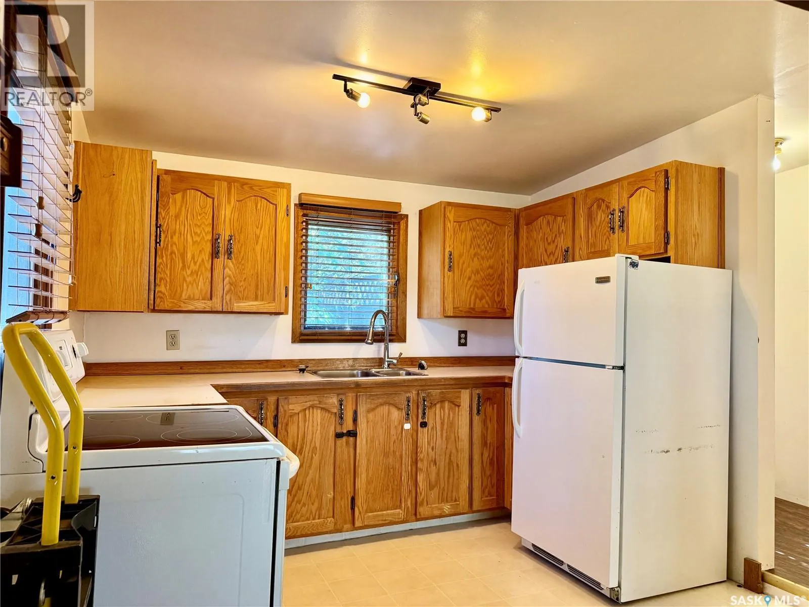 E 343 4th STREET E