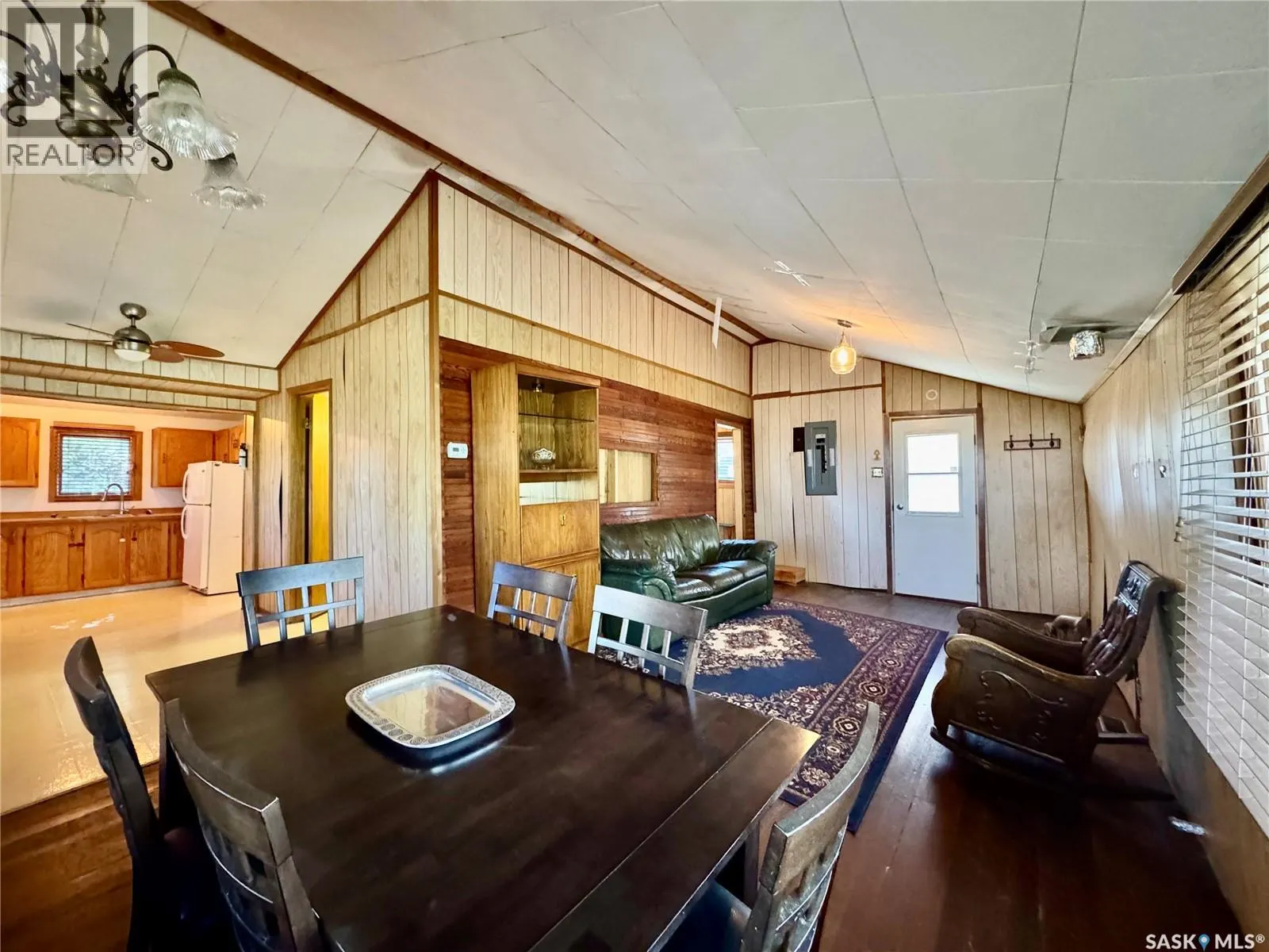 E 343 4th STREET E