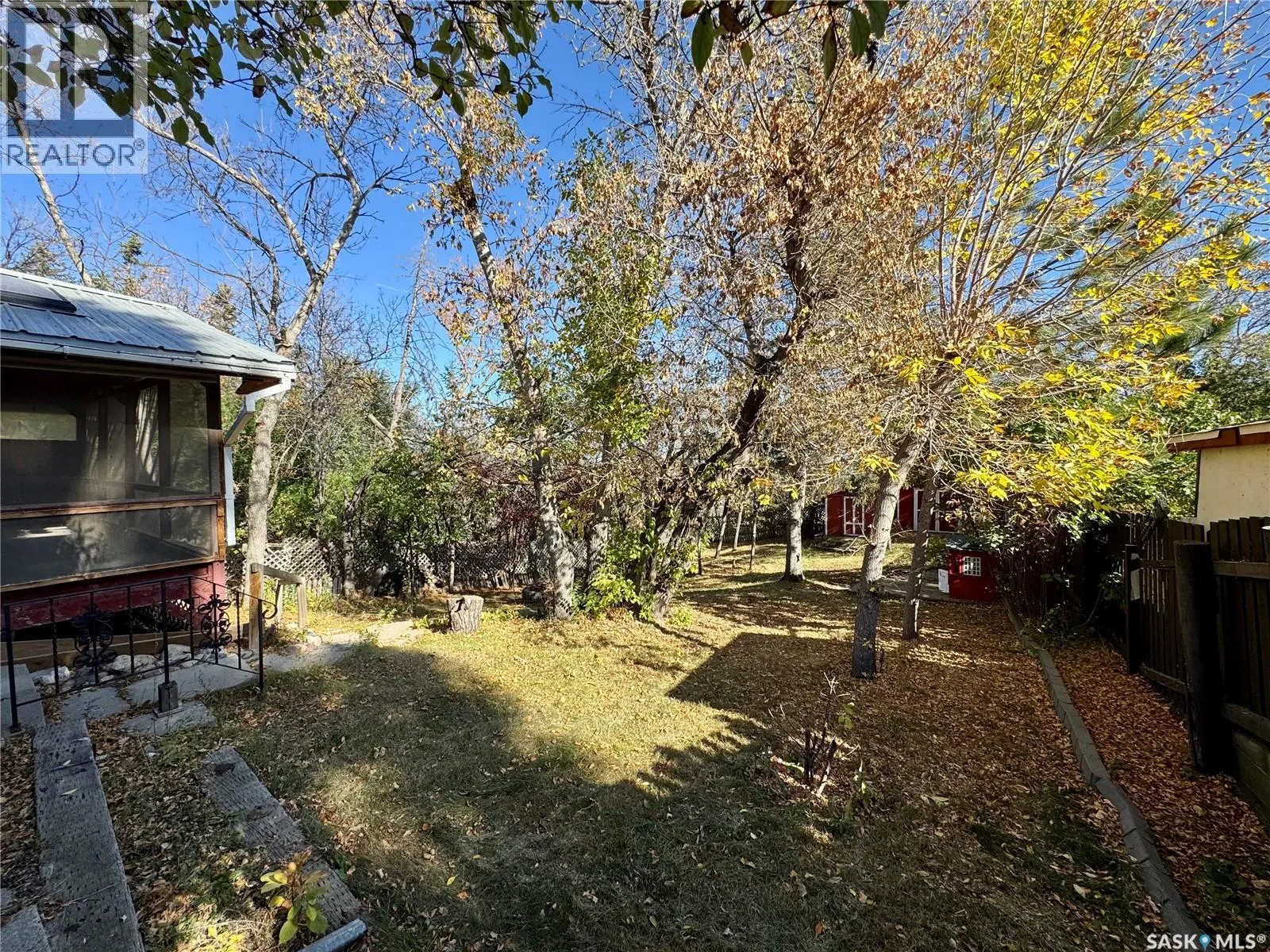 E 343 4th STREET E