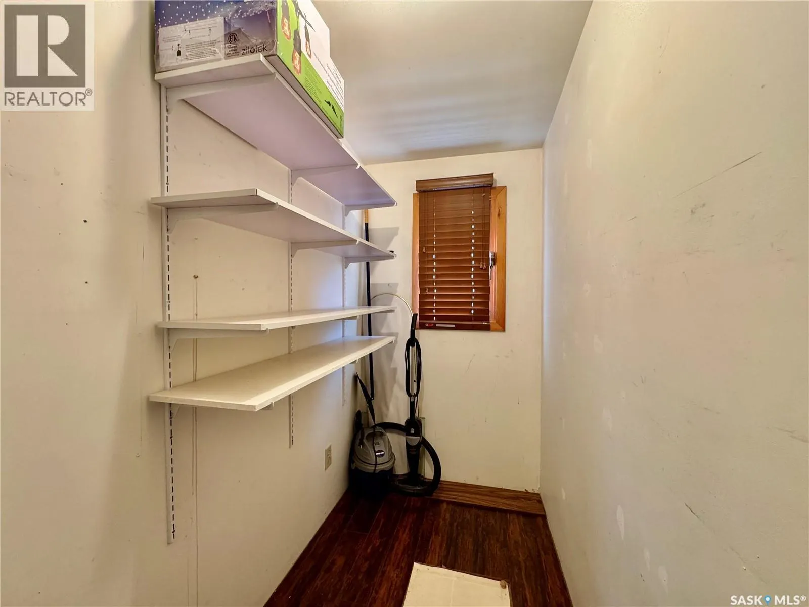 E 343 4th STREET E