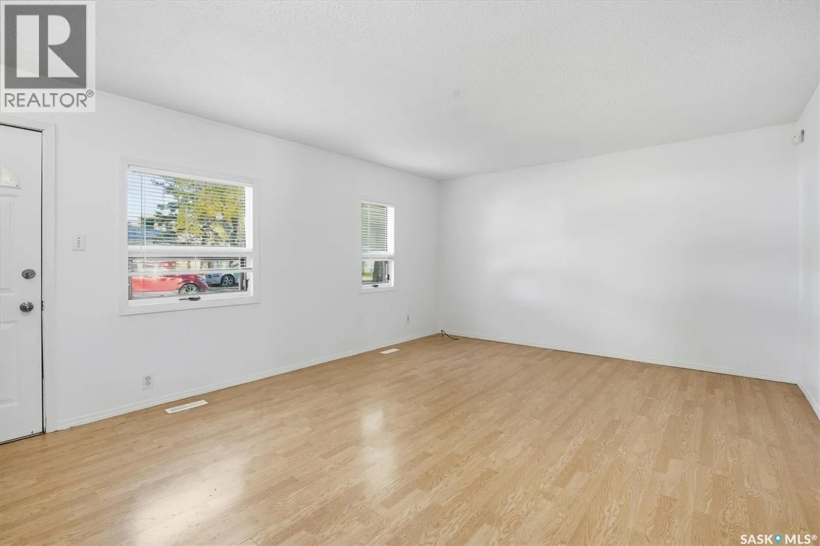 524 2nd STREET E