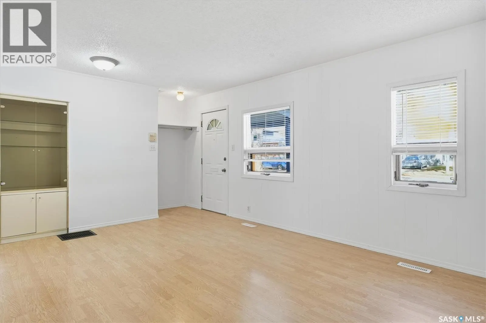 524 2nd STREET E
