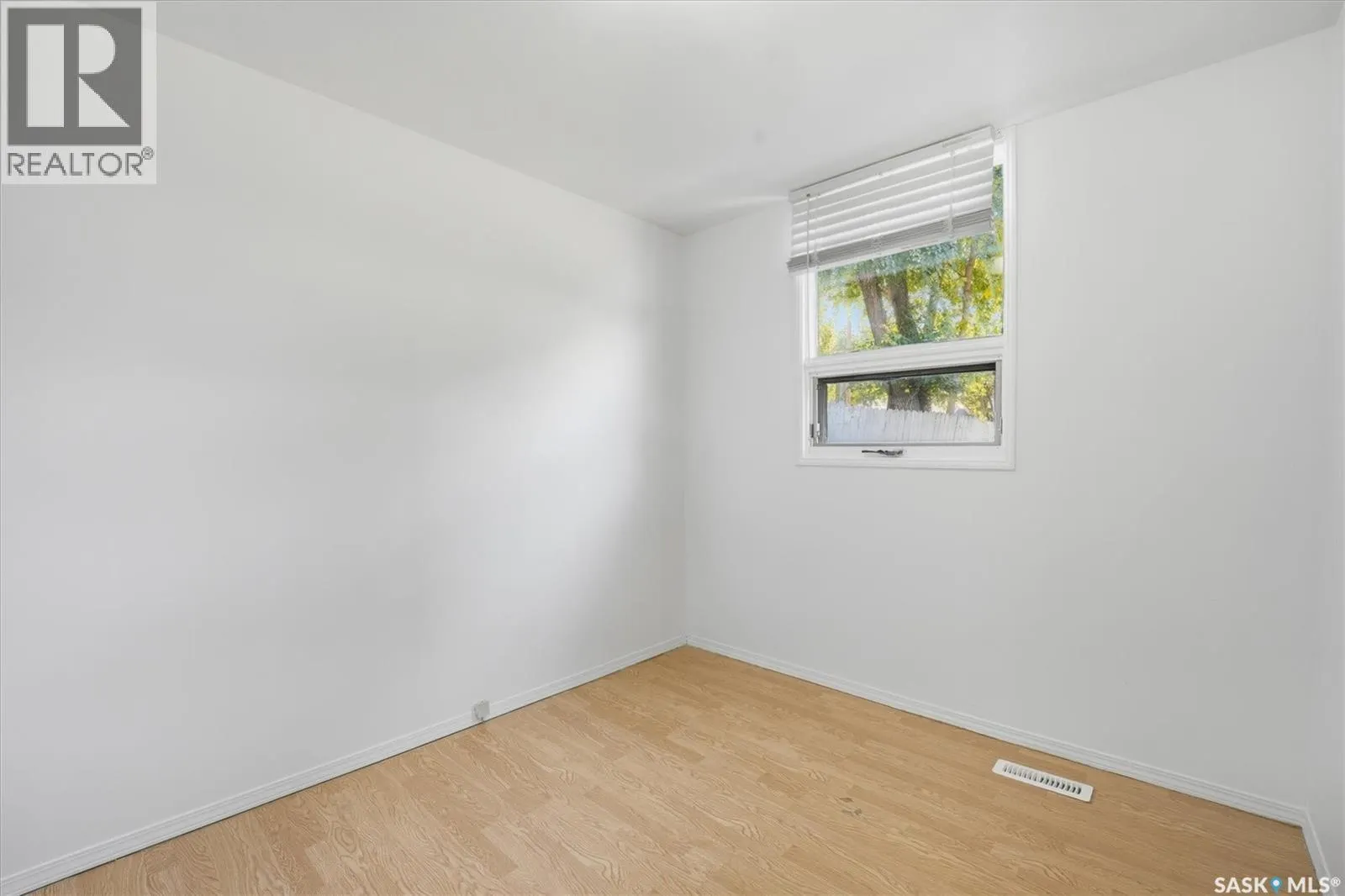 524 2nd STREET E
