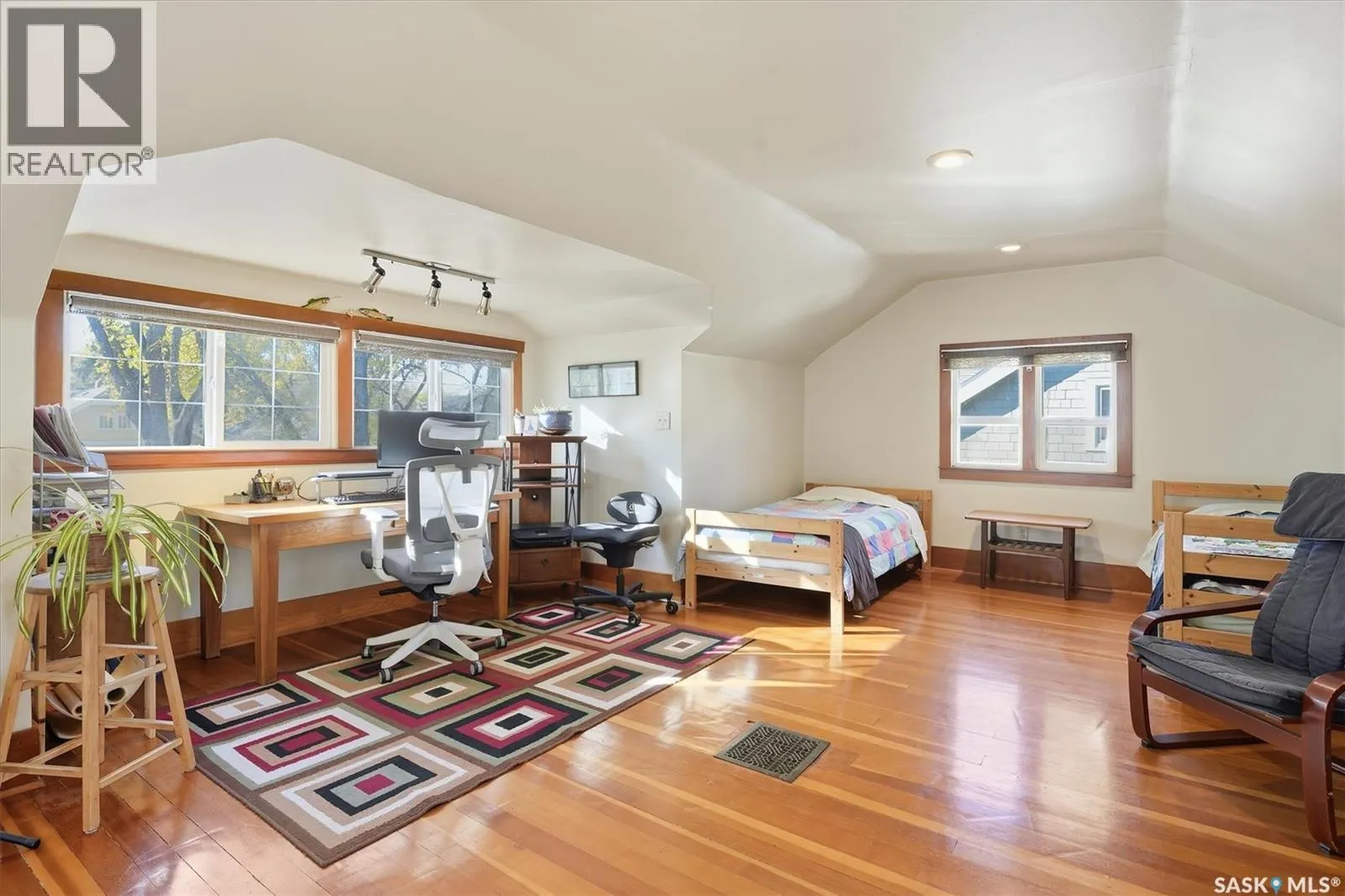 217 7th STREET E