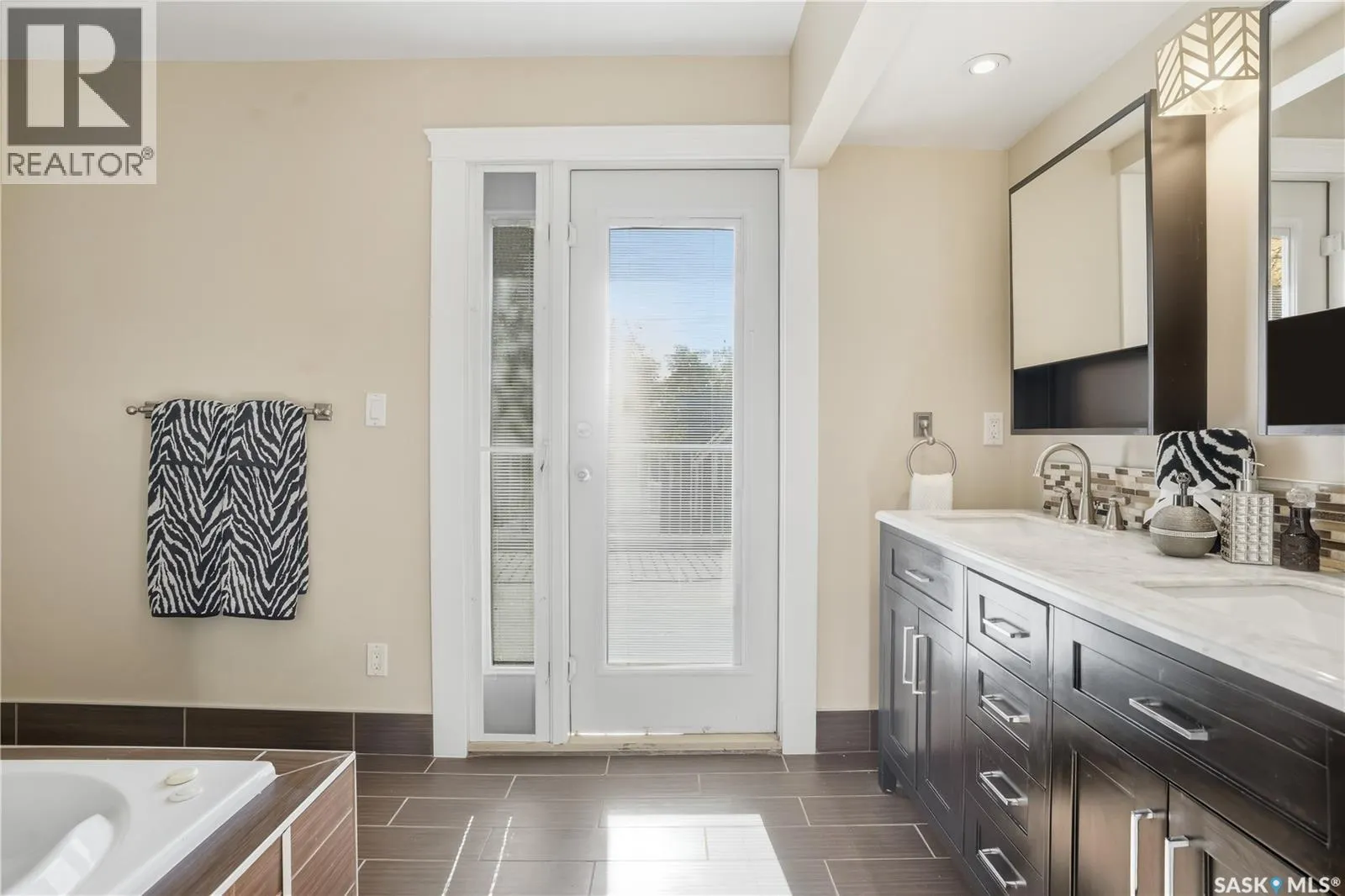 2807 Assiniboine AVENUE