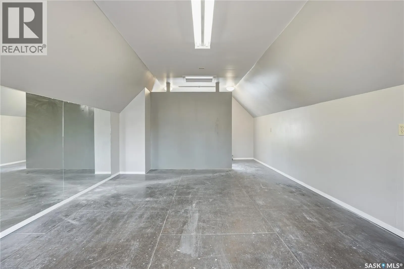2807 Assiniboine AVENUE