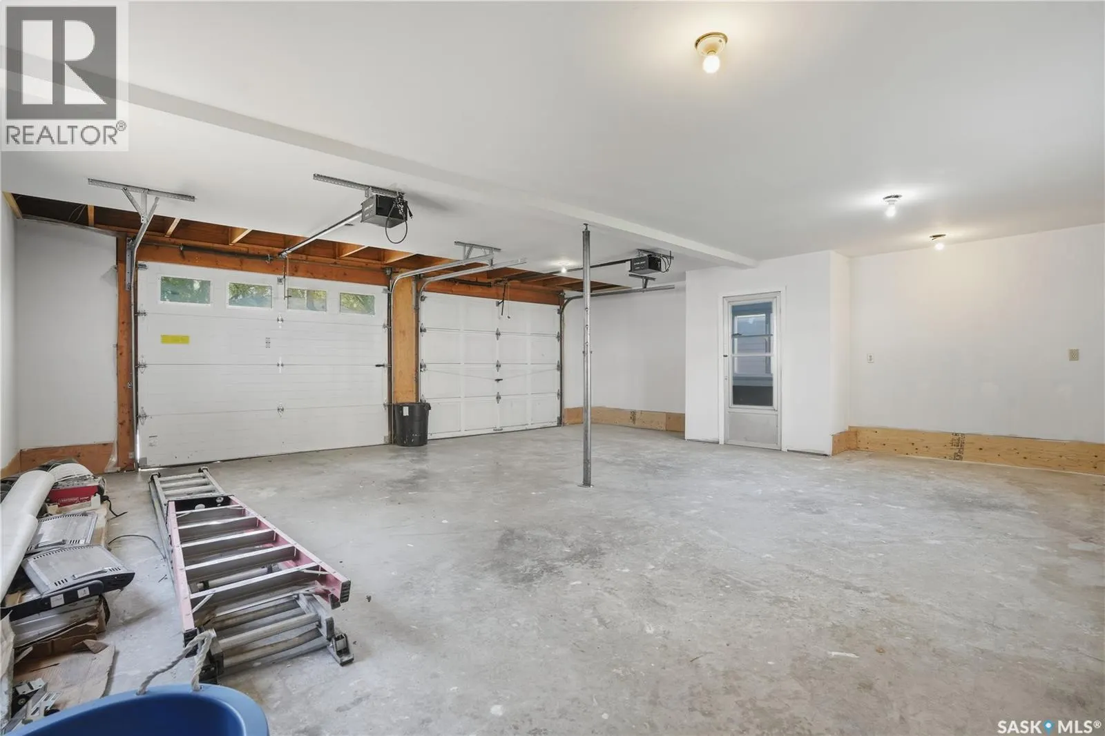 2807 Assiniboine AVENUE