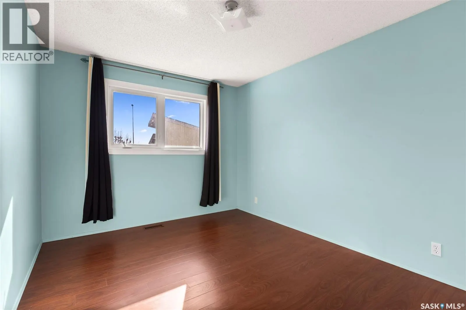 146 VERNON CRESCENT