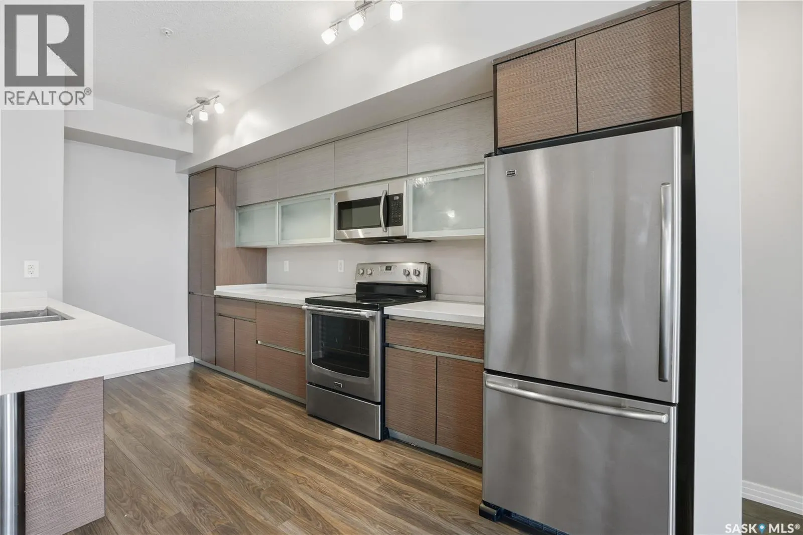 221 235 Evergreen SQUARE