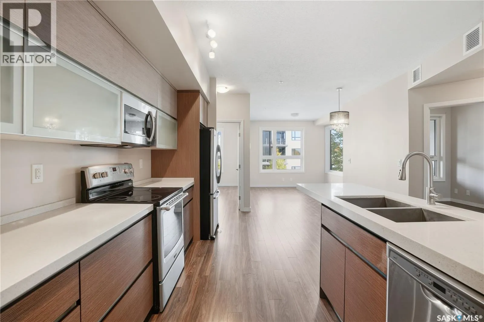 221 235 Evergreen SQUARE
