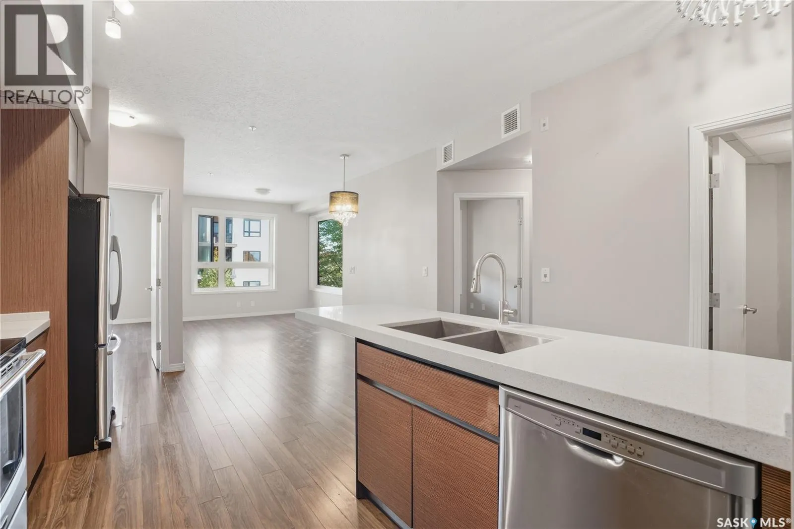 221 235 Evergreen SQUARE