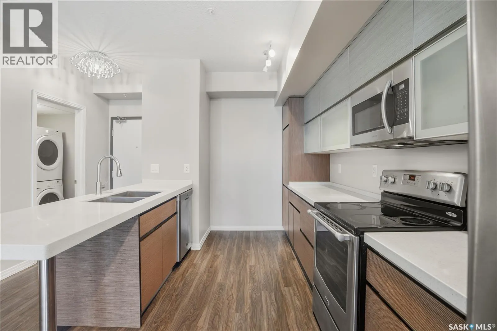 221 235 Evergreen SQUARE