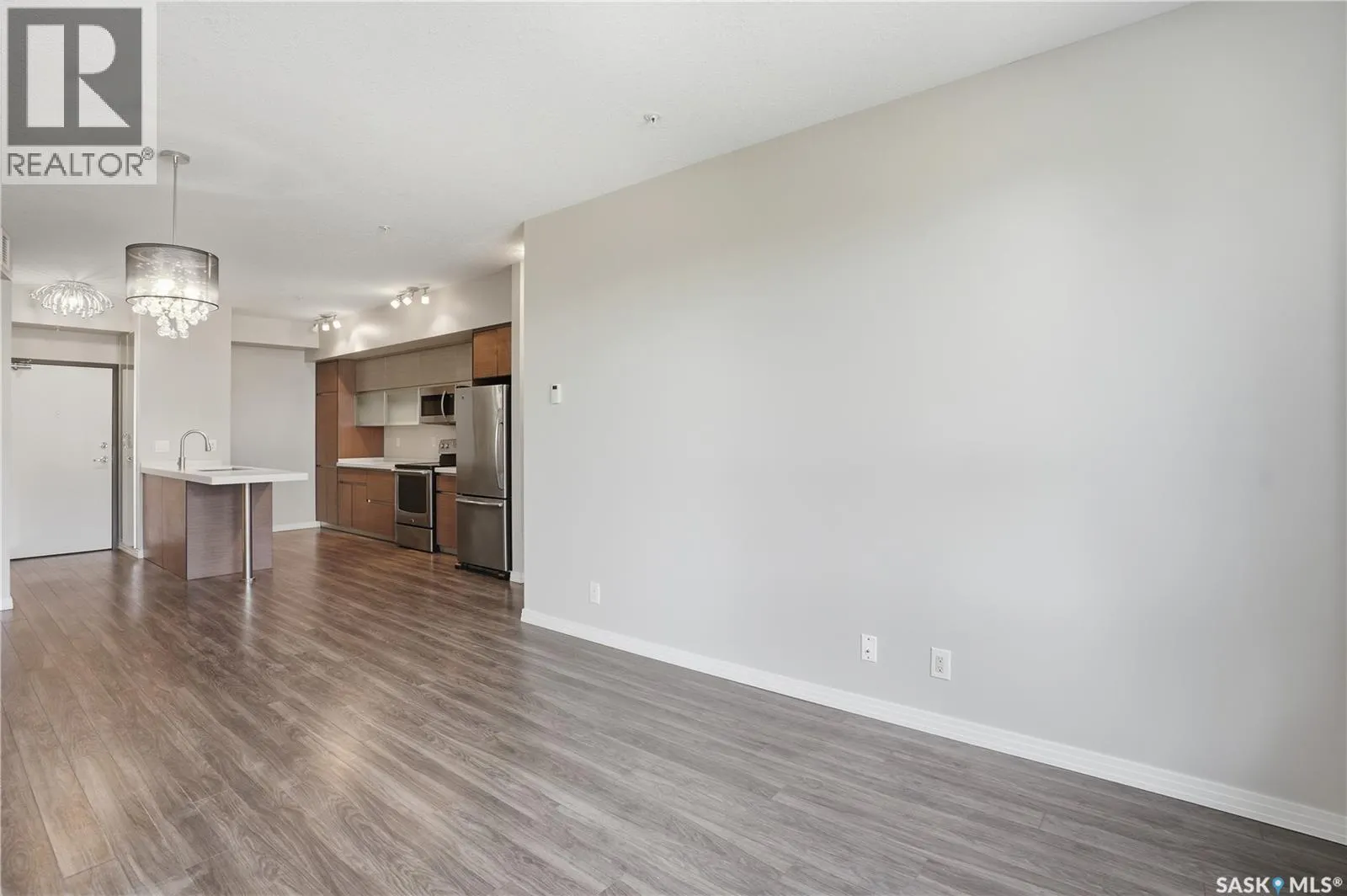 221 235 Evergreen SQUARE