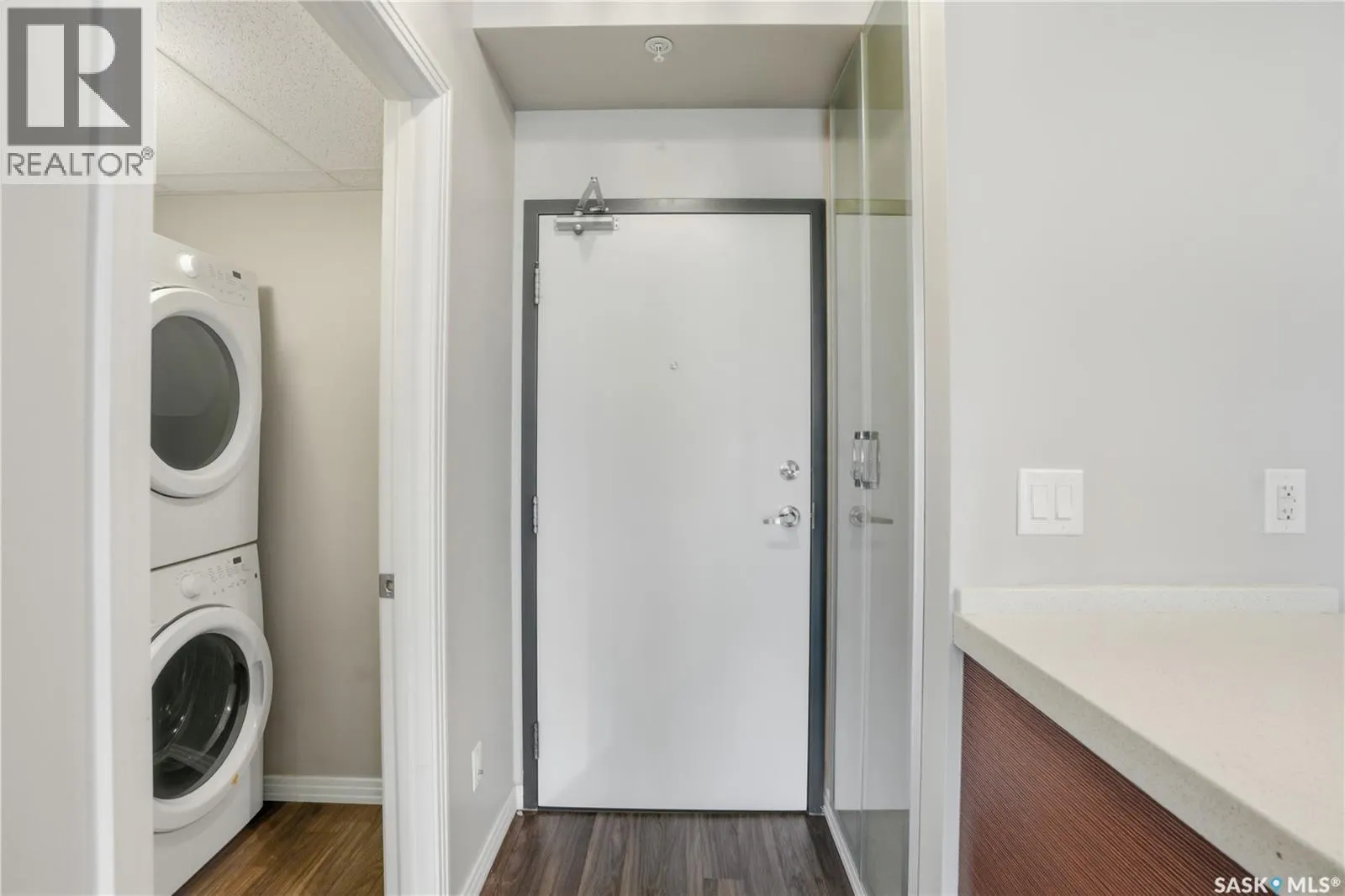 221 235 Evergreen SQUARE