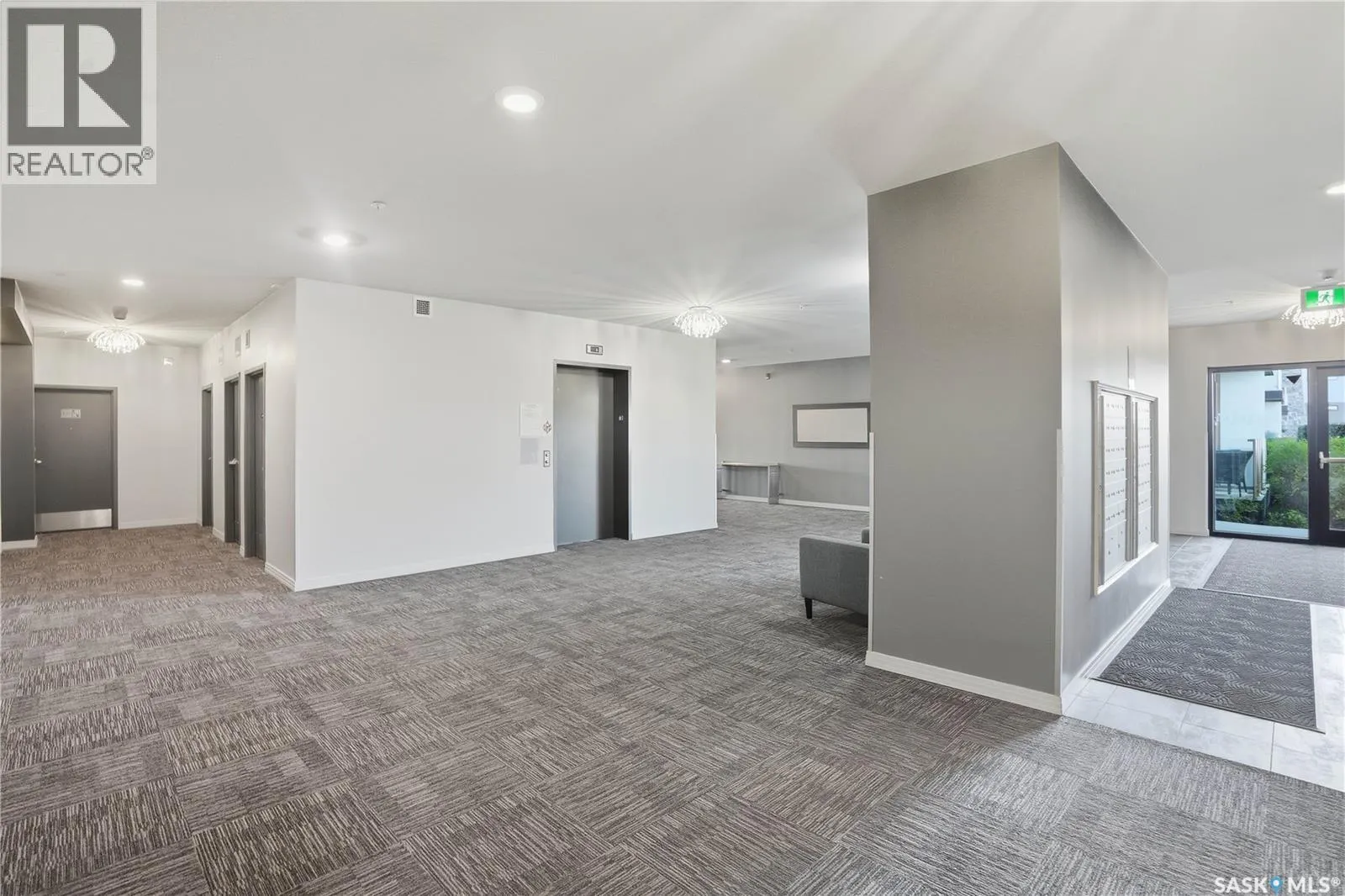 221 235 Evergreen SQUARE