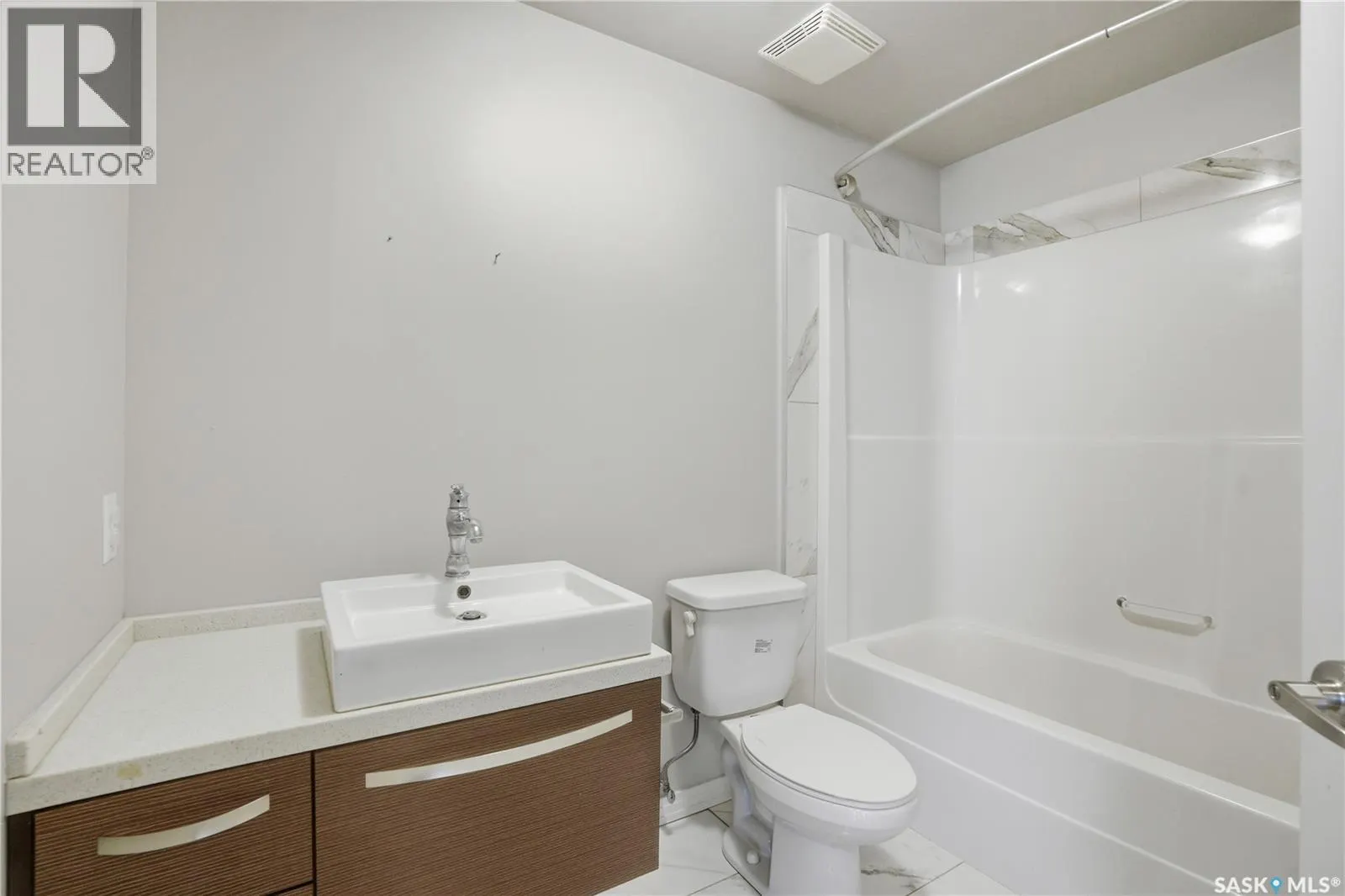 221 235 Evergreen SQUARE