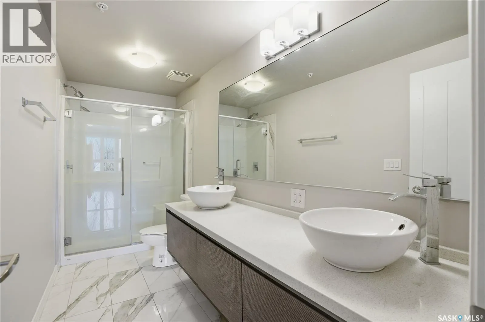 221 235 Evergreen SQUARE