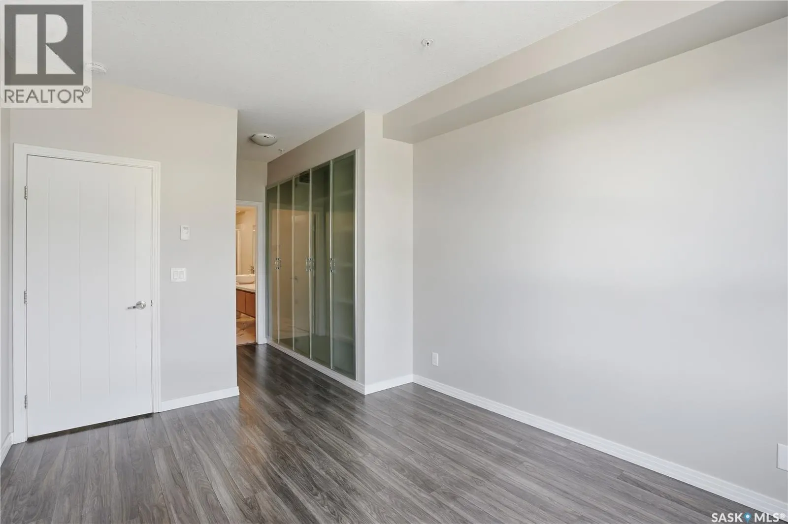 221 235 Evergreen SQUARE