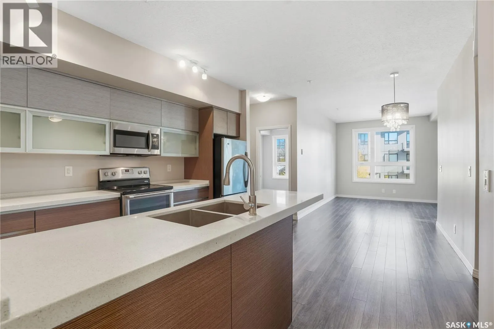 221 235 Evergreen SQUARE