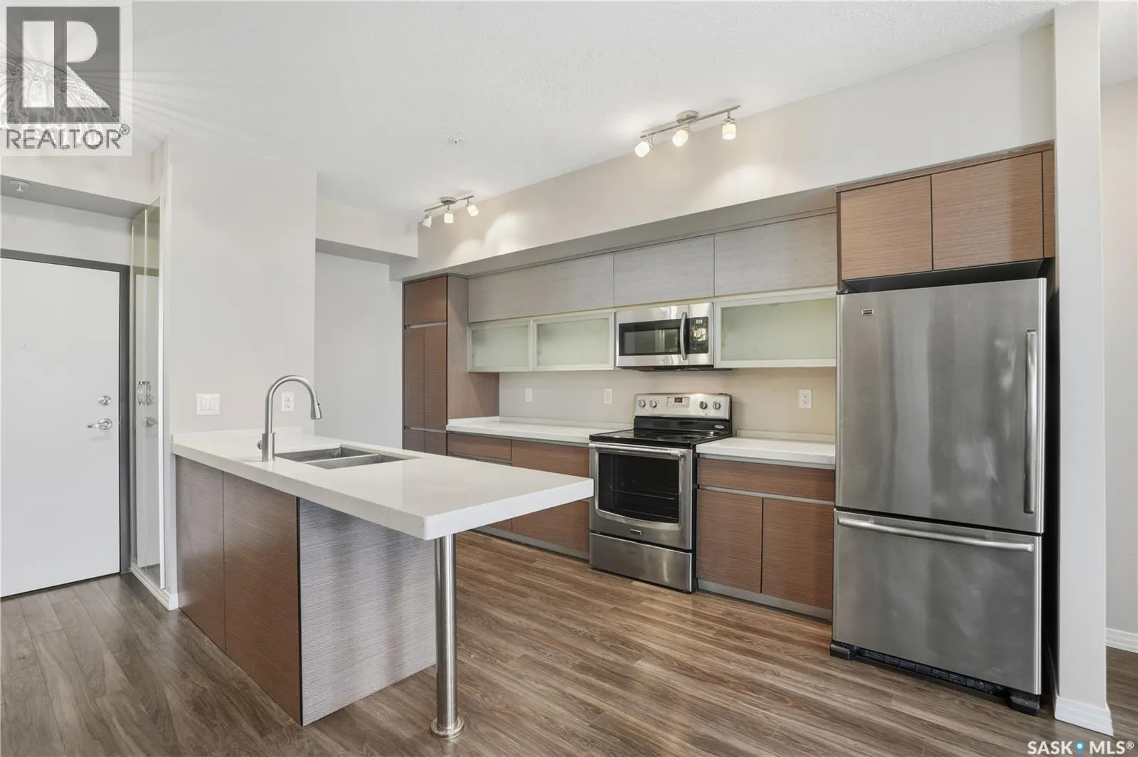 221 235 Evergreen SQUARE