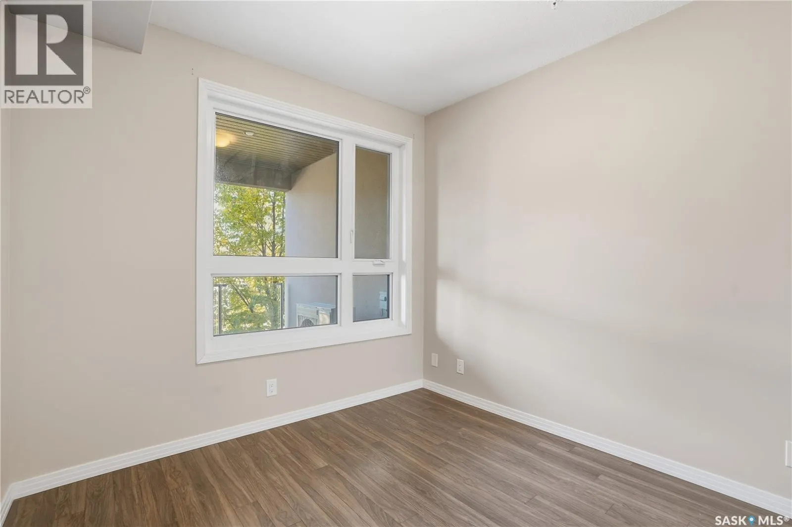 221 235 Evergreen SQUARE