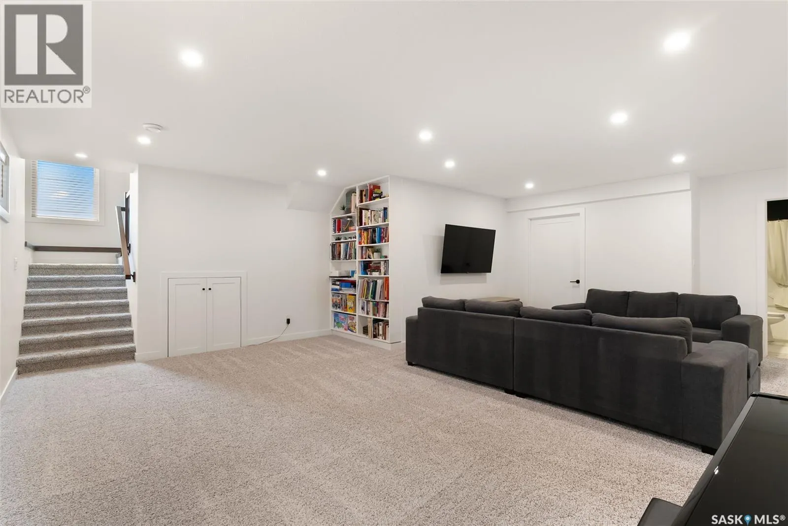 3304 Crosbie CRESCENT