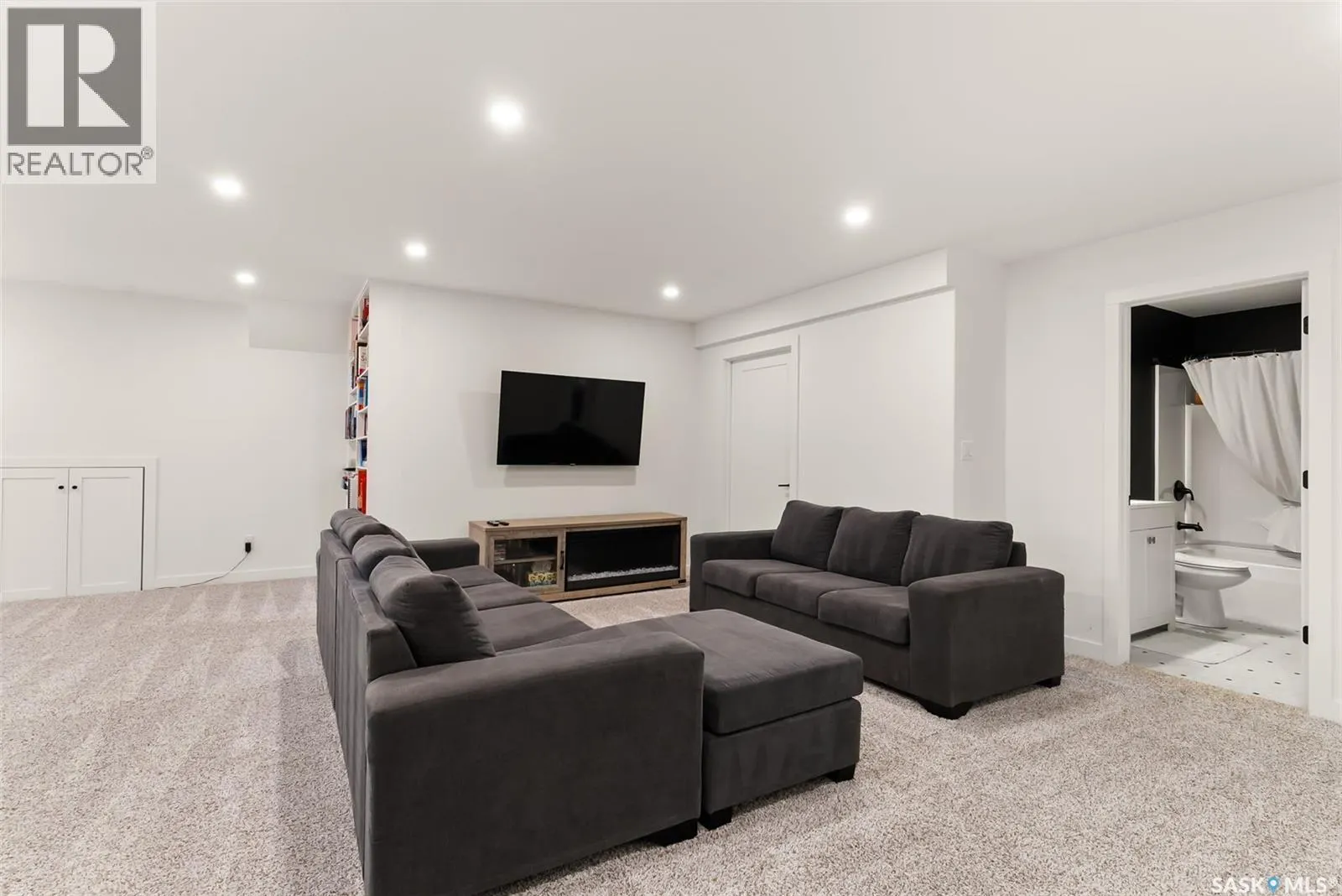 3304 Crosbie CRESCENT