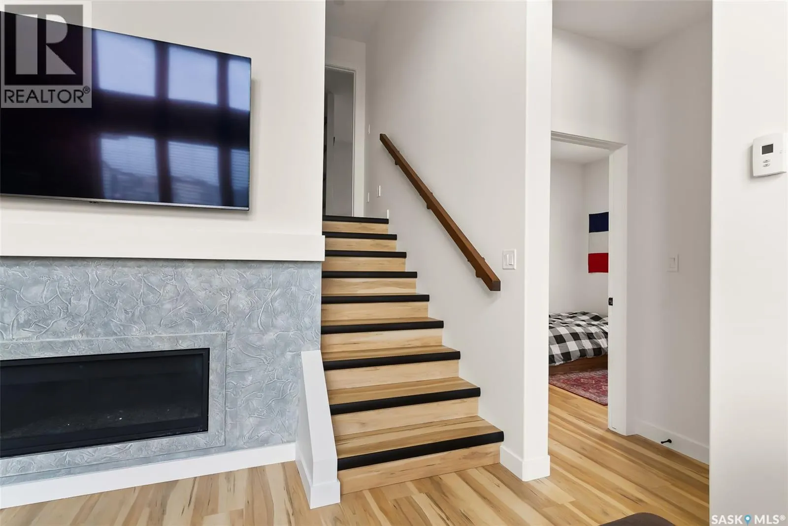3304 Crosbie CRESCENT