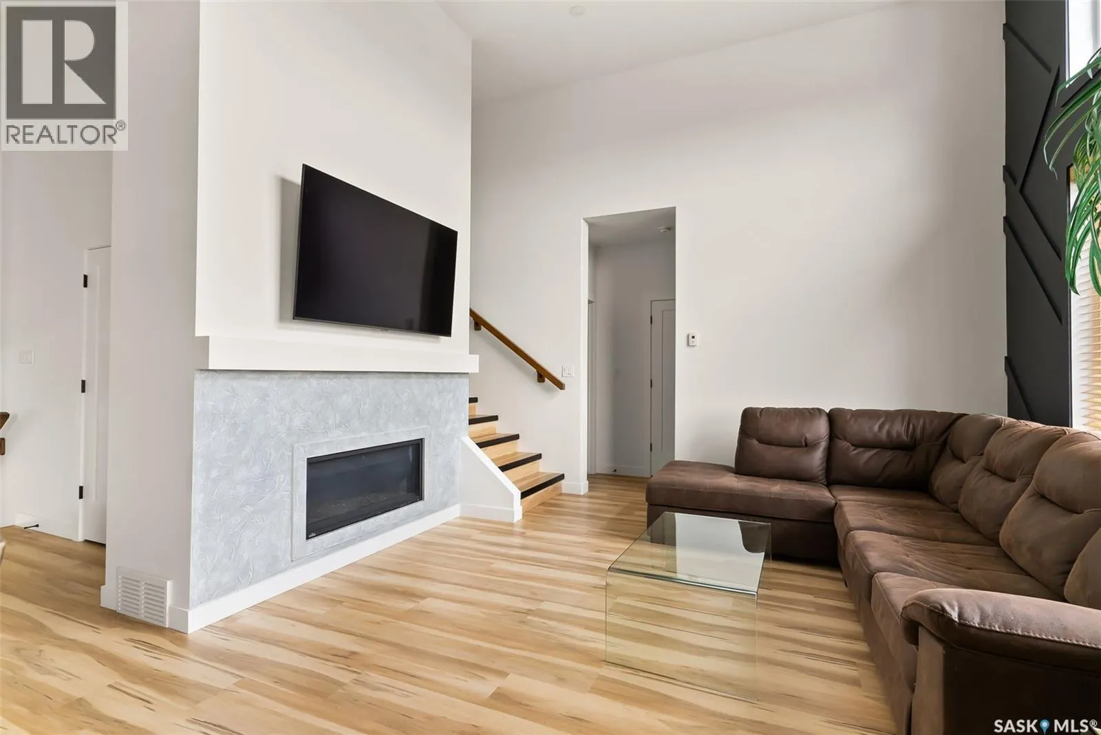 3304 Crosbie CRESCENT