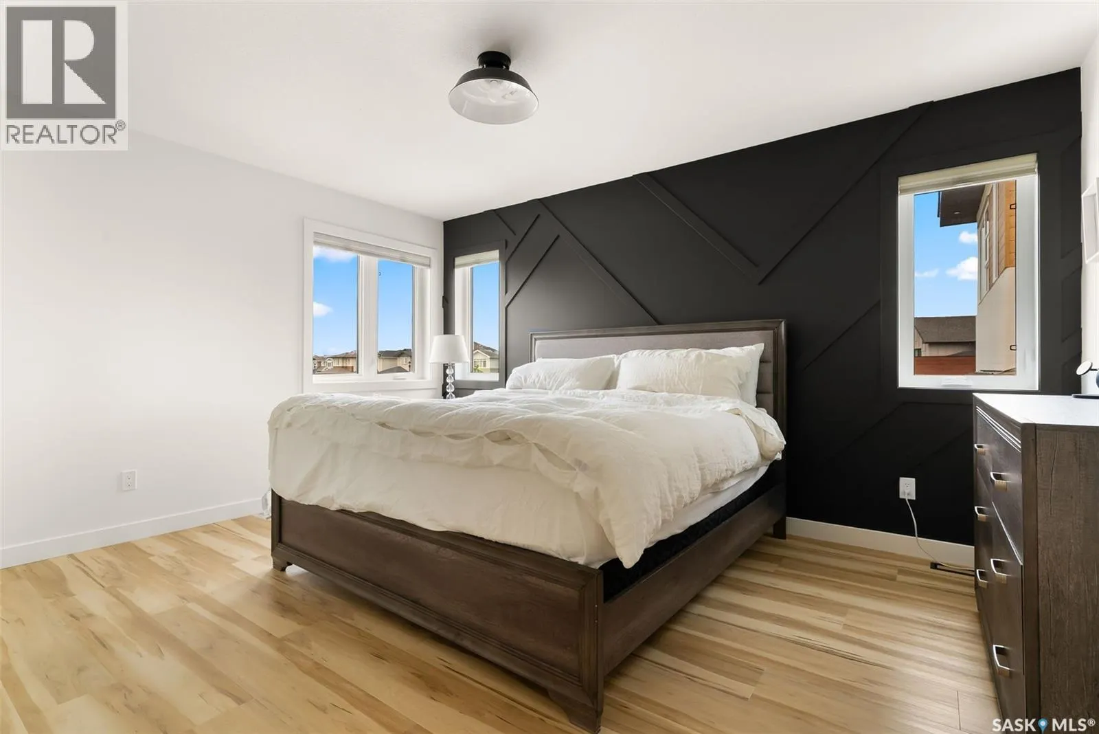 3304 Crosbie CRESCENT