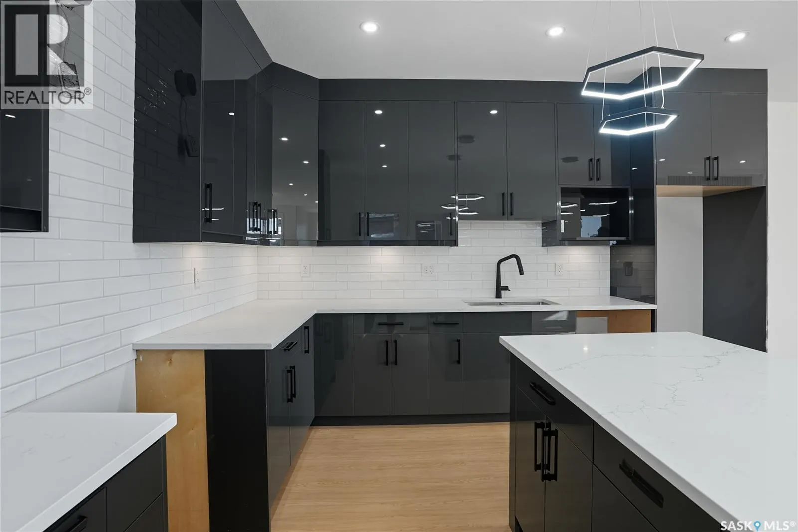 738 Bentley MANOR