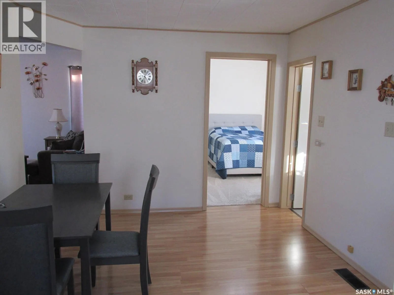 318 6th AVENUE W