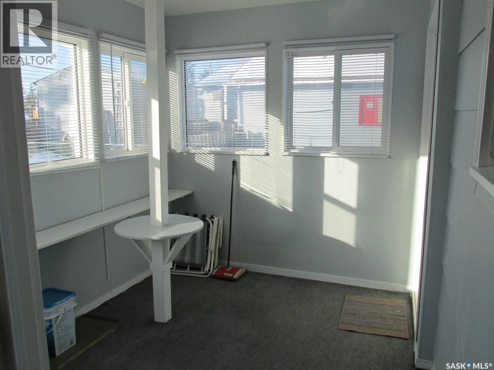 318 6th AVENUE W