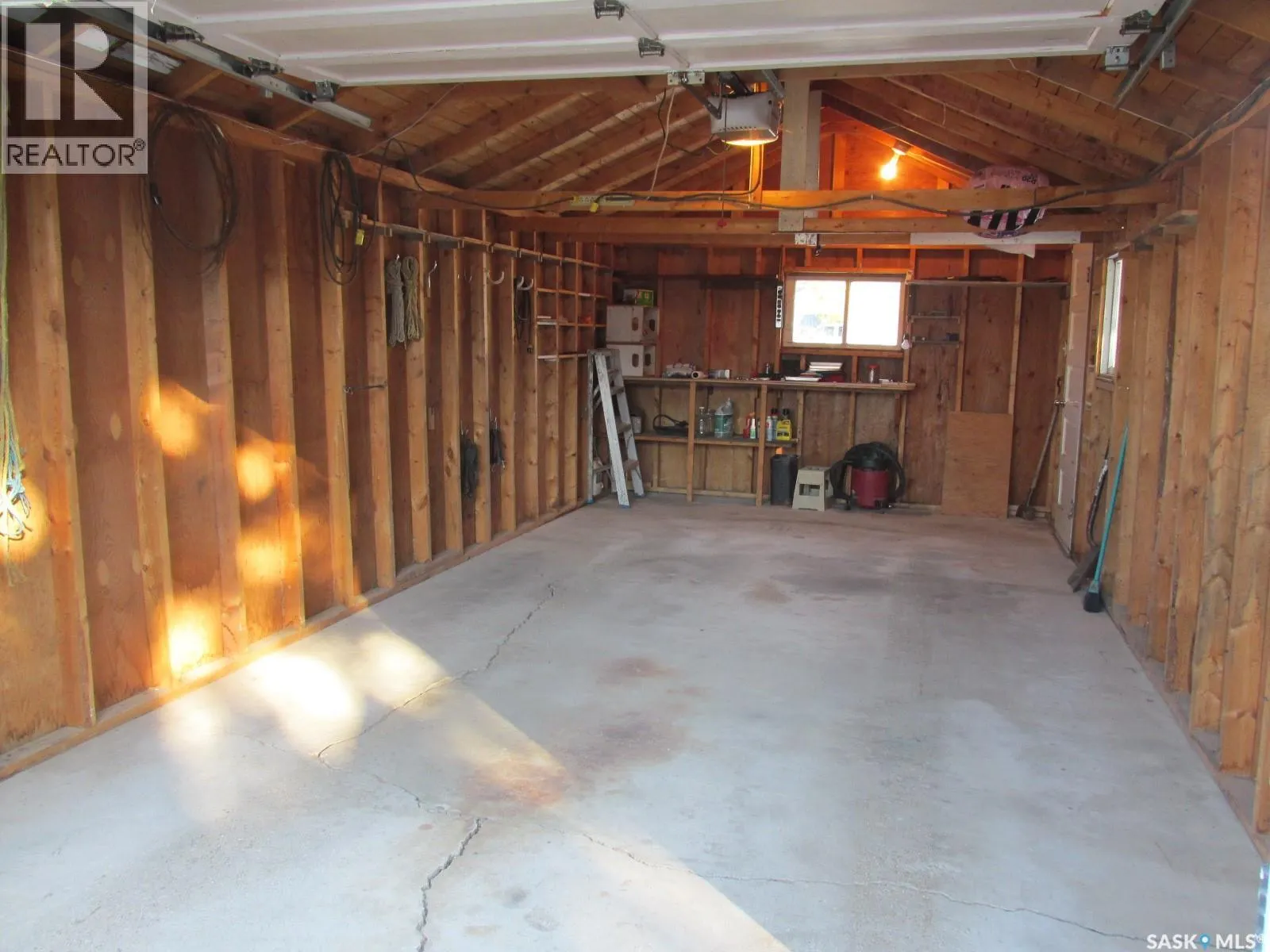 318 6th AVENUE W