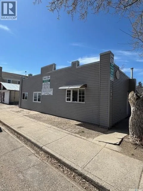304 1st STREET W