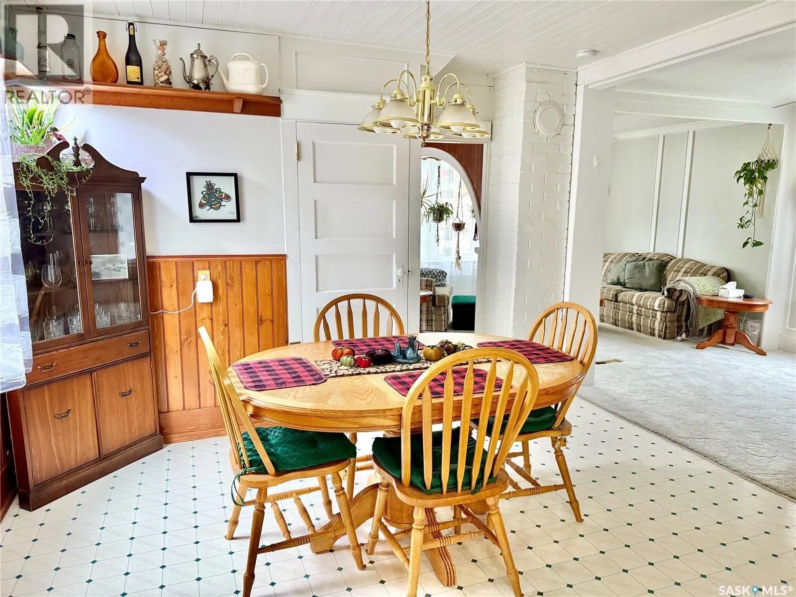 109 2nd STREET W