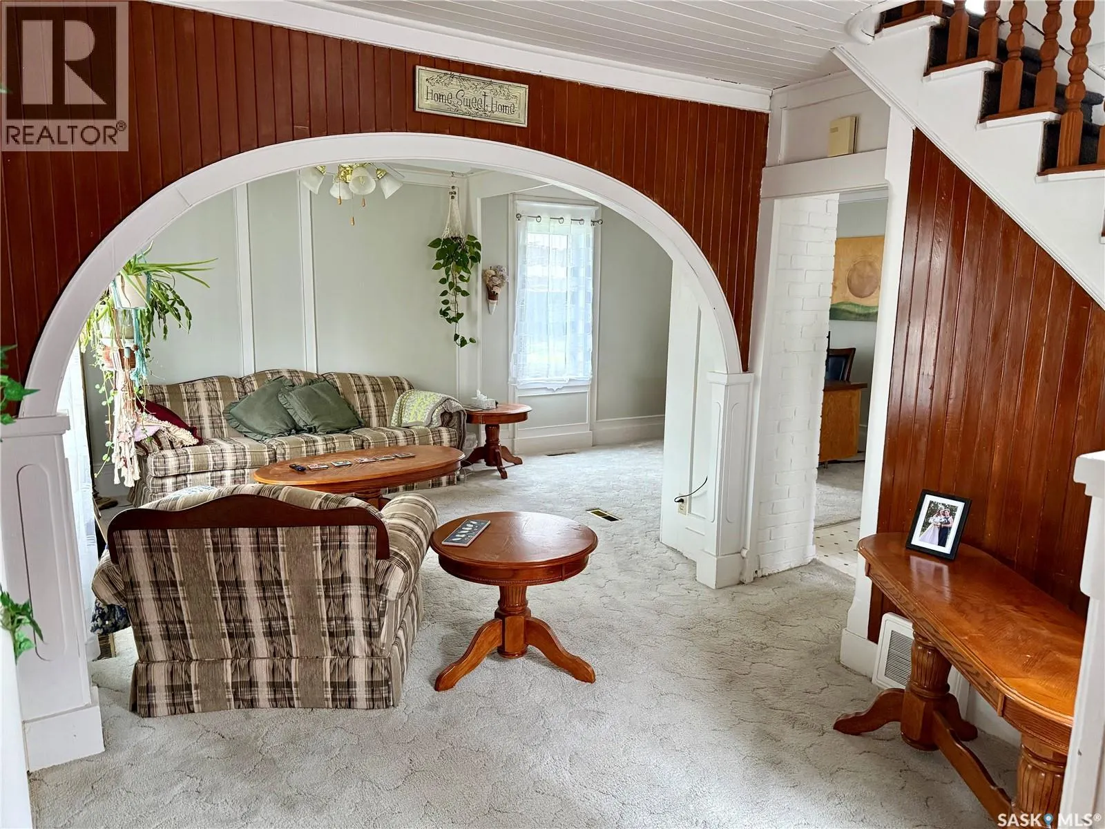 109 2nd STREET W