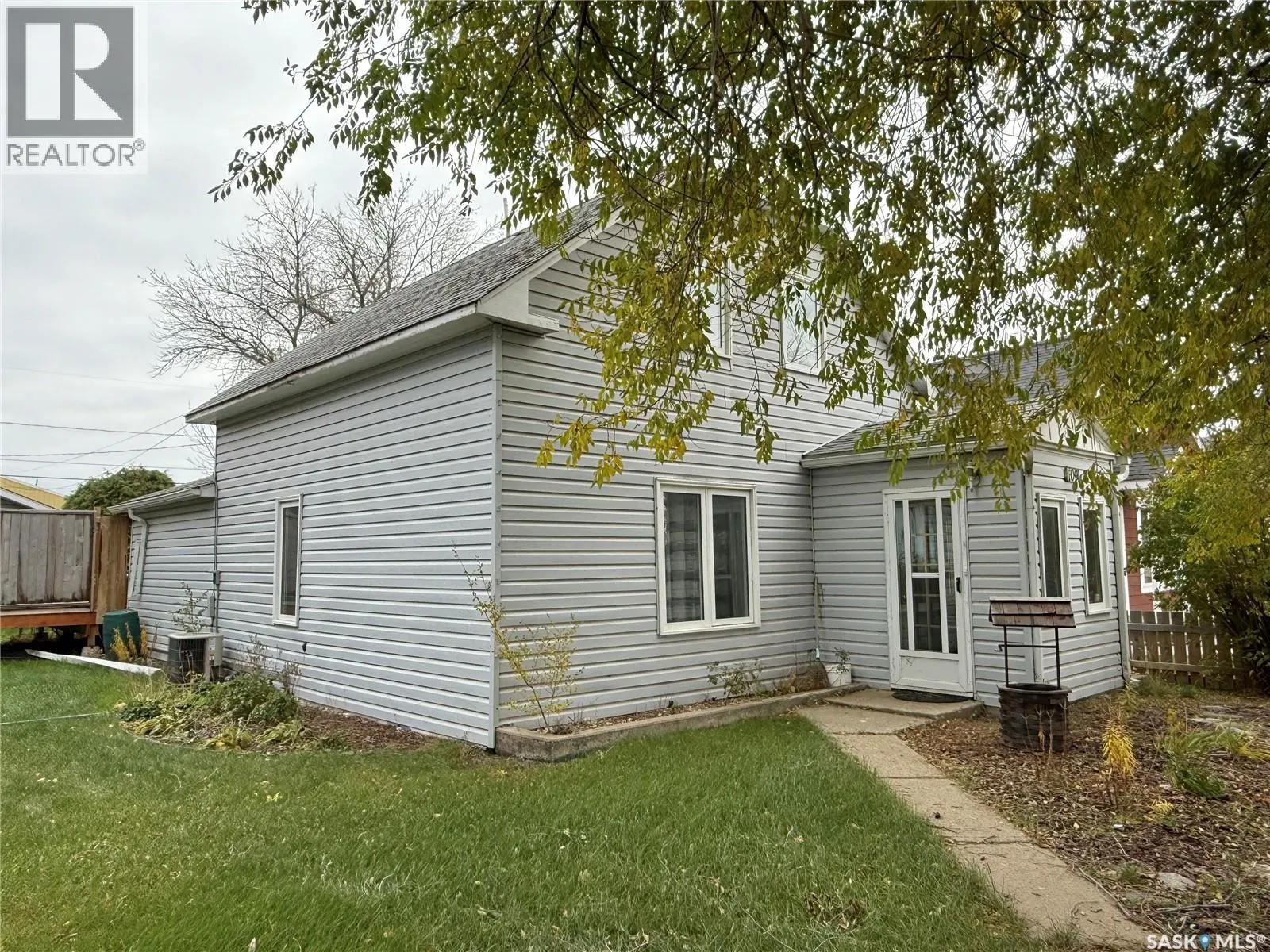 109 2nd STREET W