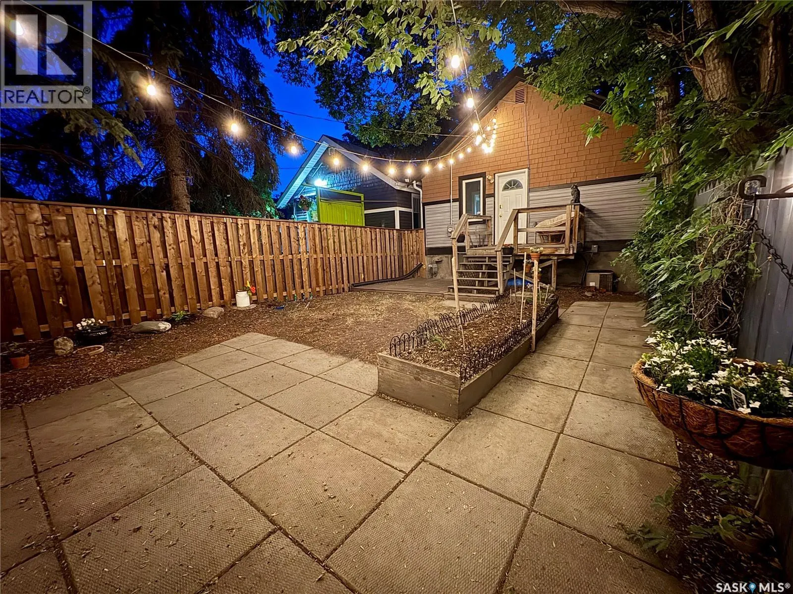 2061 Elphinstone STREET