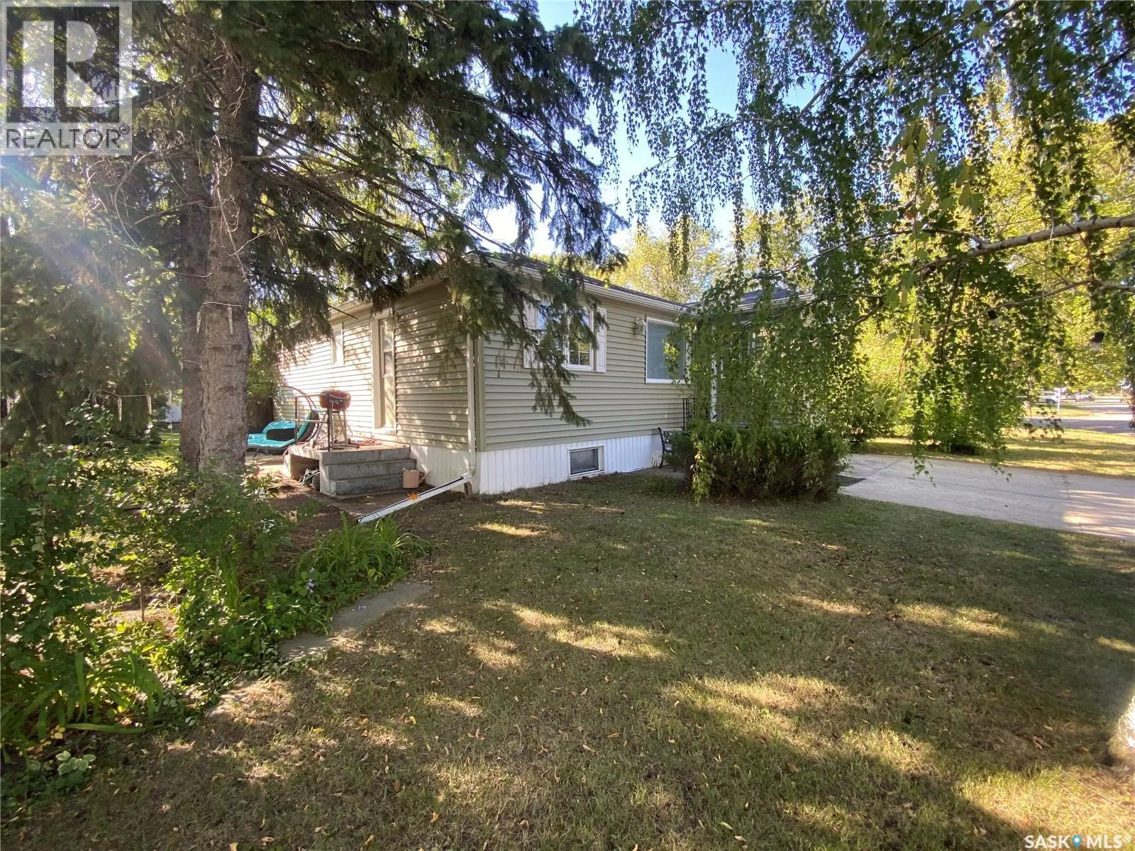 204 4th STREET E
