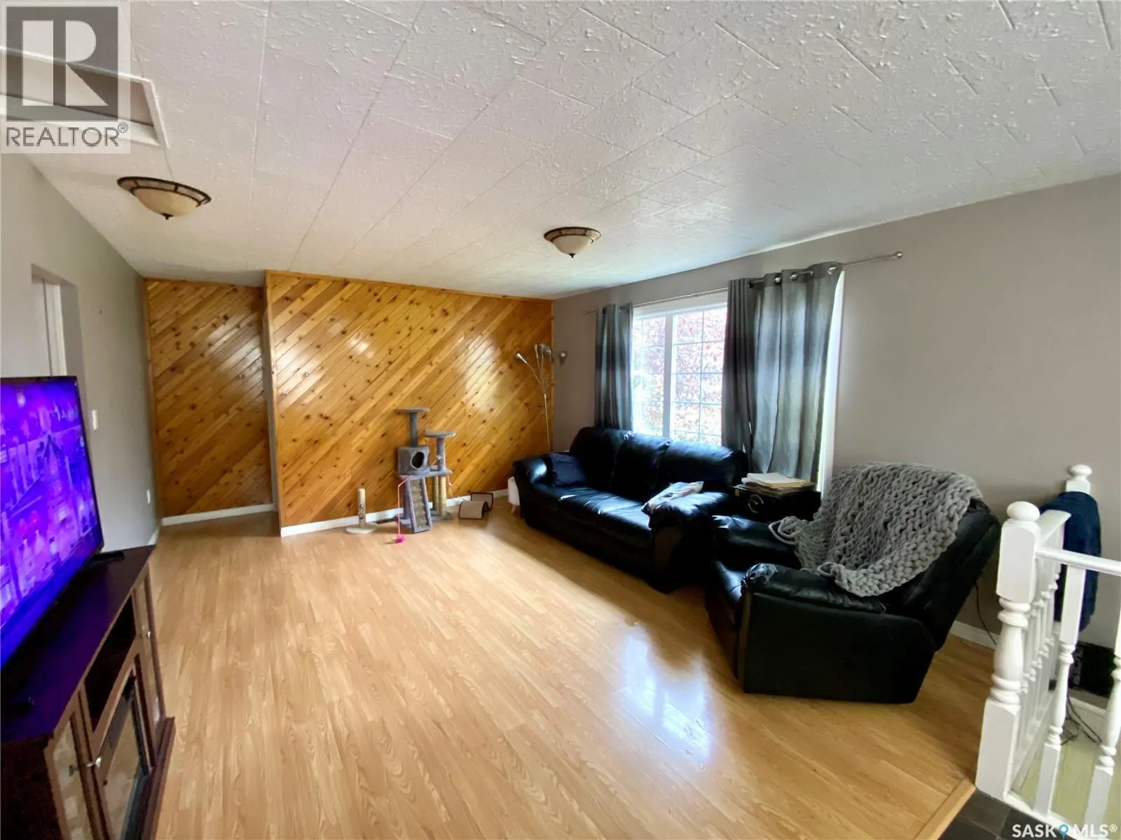 204 4th STREET E