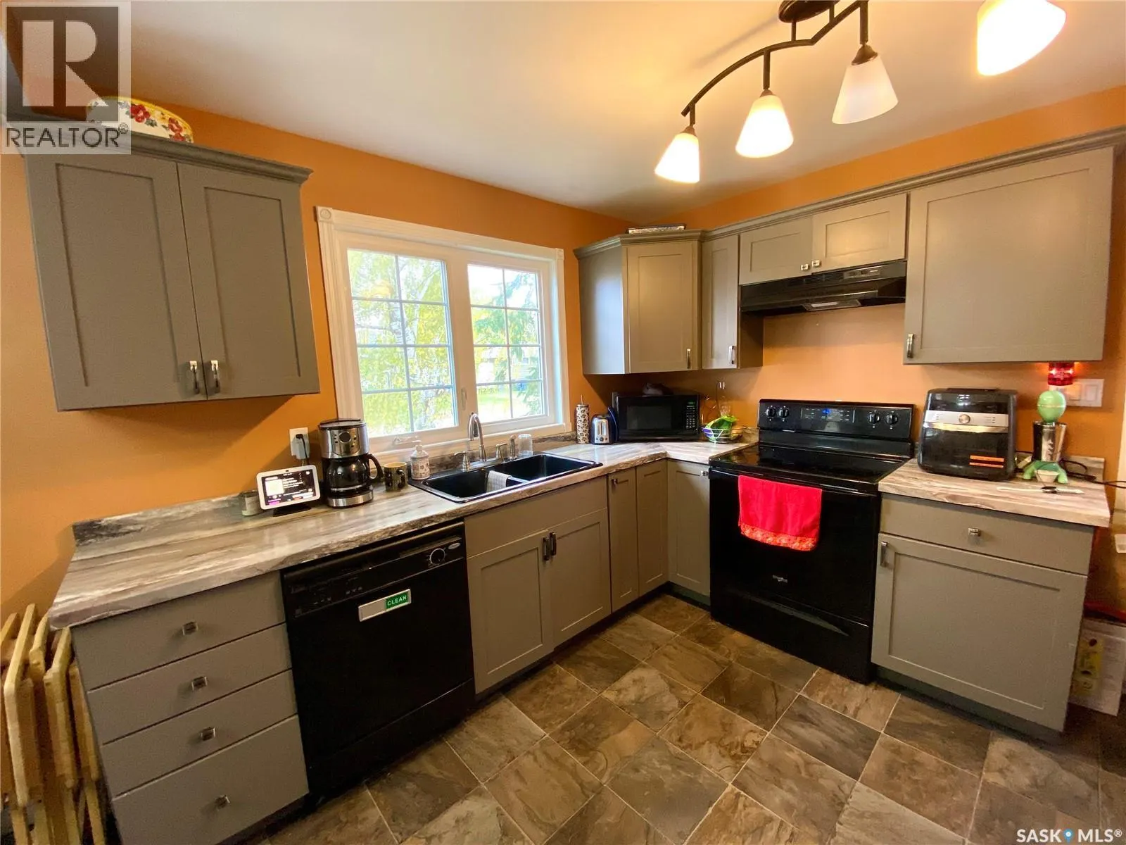 204 4th STREET E